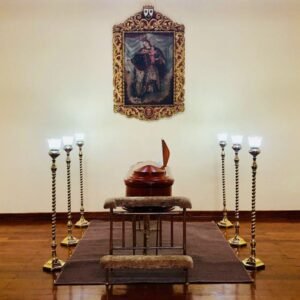 Capilla De Madera Con Cirios